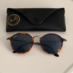 Ray-Ban ROUND FLECK sunglasses for men or women.